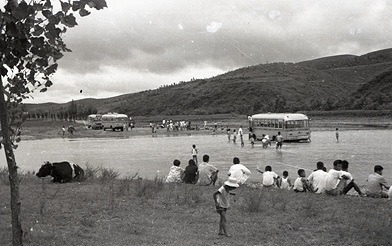 03의성군제공 아카이브 사진(1960. 비안면 쌍계천 버스도강).jpg